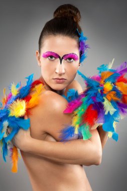 koyu makyajlı güzel genç kadın modeli