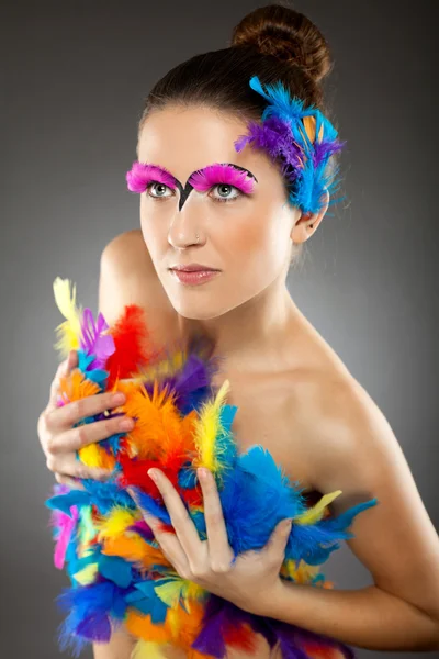 koyu makyajlı güzel genç kadın modeli