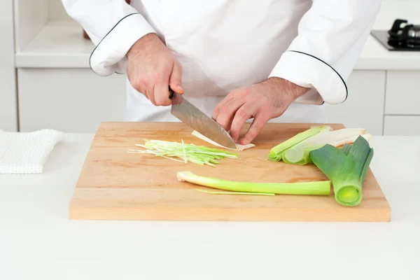 Chef cutting leek — Stock Photo, Image