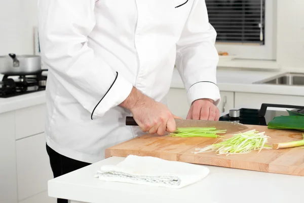 Chef cutting leek — Stock Photo, Image