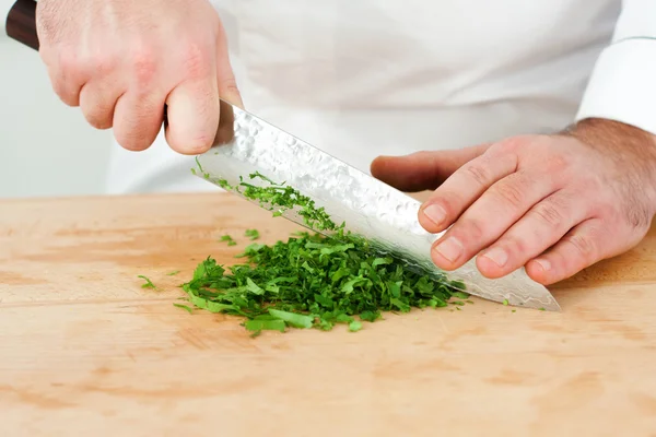 Chef chopping tarragon — Stock Photo, Image