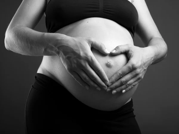 Schwangere zeigt ihrem ungeborenen Kind Liebe — Stockfoto