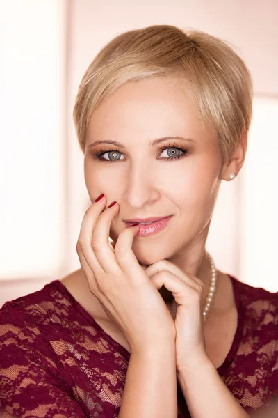 Young woman with short blond hair — Stock Photo, Image