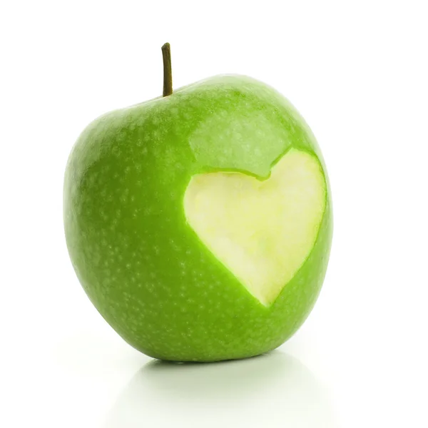 Groene appel met gesneden hart — Stockfoto