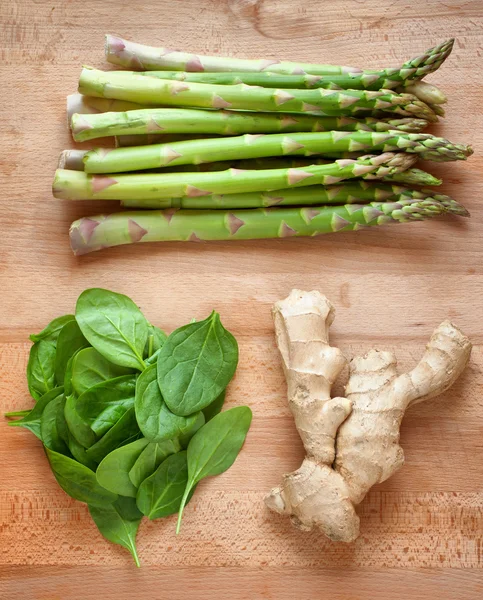 Asparagus, spinach and ginger — Stock Photo, Image
