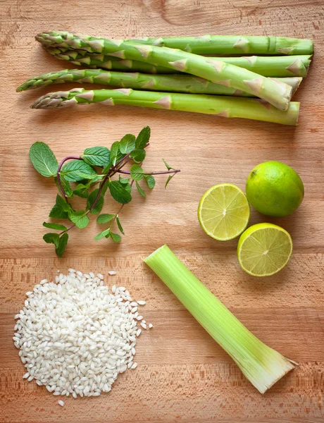 Asperges, menthe, citron vert, riz blanc et céleri — Photo