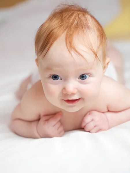 Baby med ingefära hår — Stockfoto