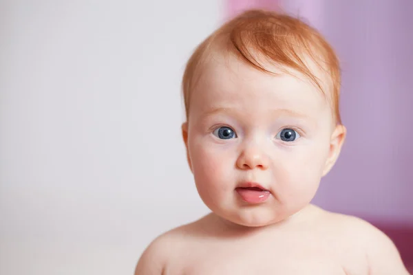 Bebê com cabelo de gengibre — Fotografia de Stock