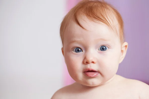 Bebê com cabelo de gengibre — Fotografia de Stock