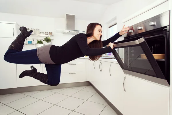 Levitação na cozinha — Fotografia de Stock