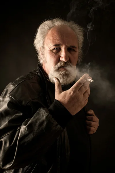 Huysuz adam sigara ile — Stok fotoğraf