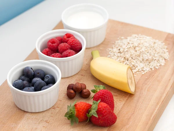 Ingredients for oatmeal with fresh fruit — Stock Photo, Image