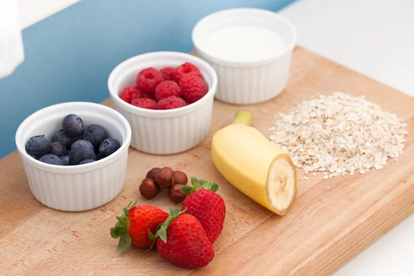 Ingredienti per farina d'avena con frutta fresca — Foto Stock