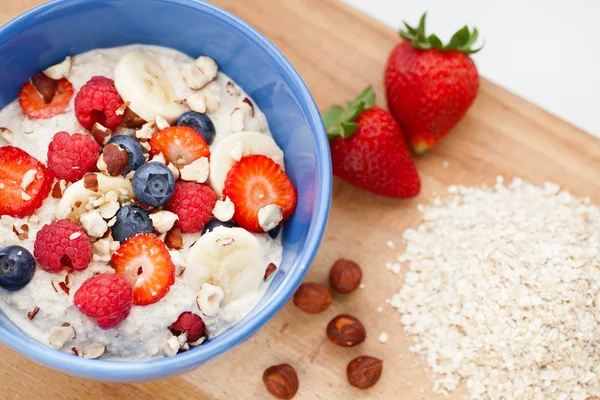 Oatmeal with fresh fruit — Stock Photo, Image