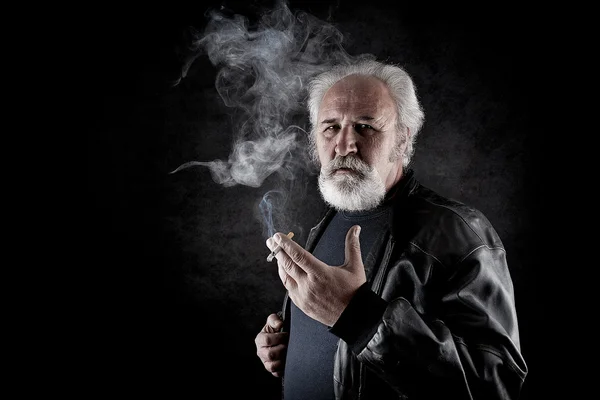 Homem duro fumar — Fotografia de Stock
