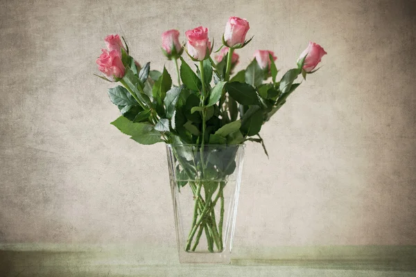 Rosas rosa em vaso — Fotografia de Stock