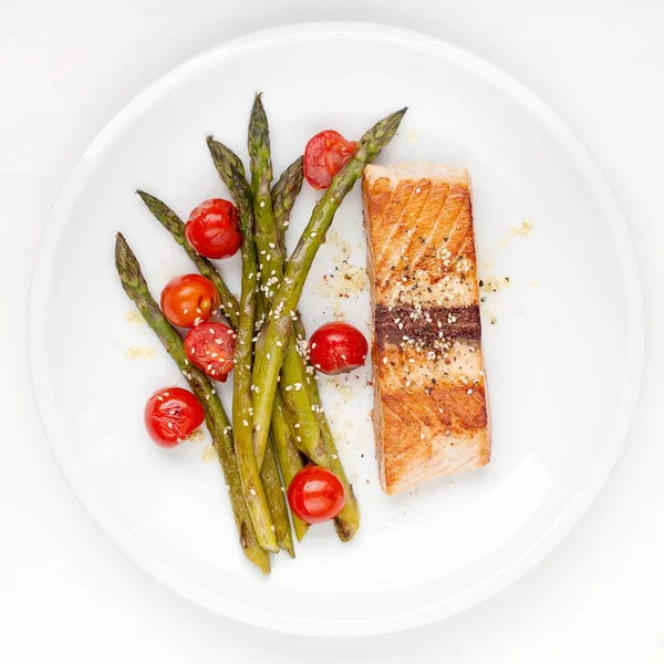 Filetto di salmone con asparagi e pomodorini — Foto Stock