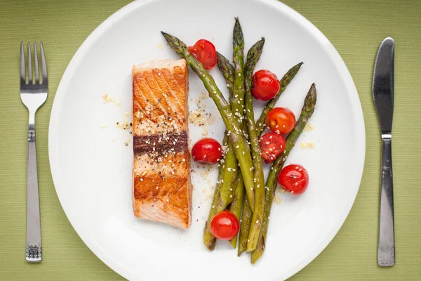 Salmon fillet with asparagus and cherry tomatoes — Stock Photo, Image