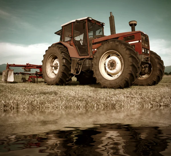 Traktor auf Feld — Stockfoto