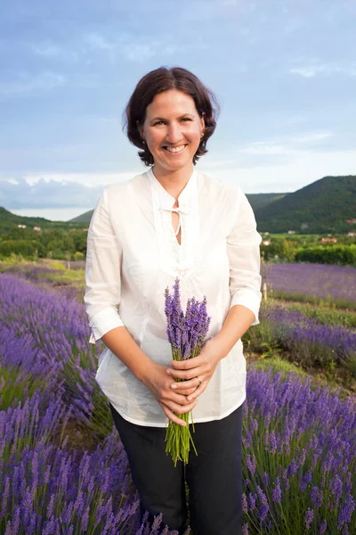 Vrouw met lavendel bloemen — Stockfoto