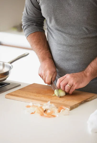 Close Van Een Man Die Groenten Snijdt Houten Plank — Stockfoto