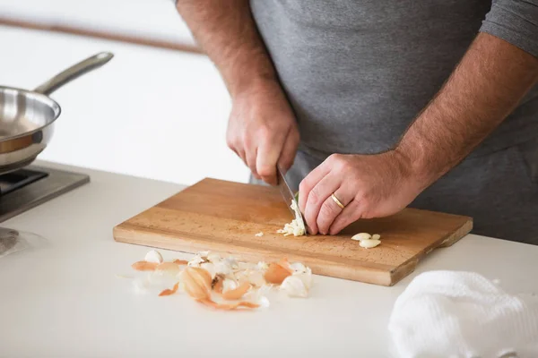 Close Van Een Man Die Groenten Snijdt Houten Plank — Stockfoto