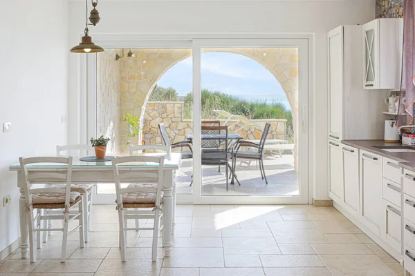 Sala Jantar Cozinha Com Vista Para Terraço Mar Fundo — Fotografia de Stock