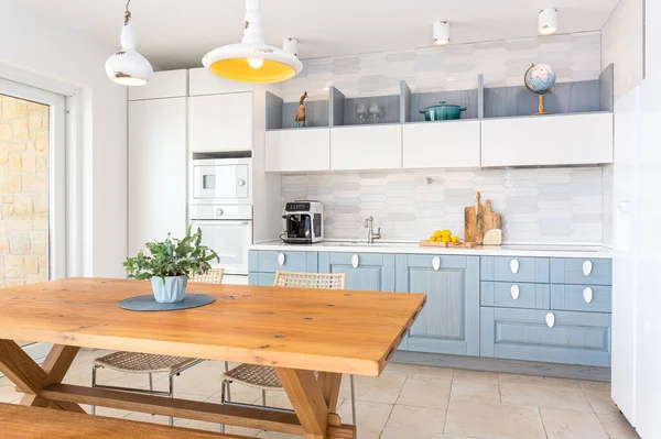 Combinazione Cucina Classica Moderna Colore Bianco Blu Con Set Pranzo — Foto Stock