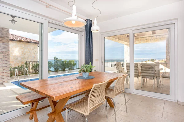 Sala Jantar Com Janelas Panorâmicas Com Vista Para Mar Piscina — Fotografia de Stock