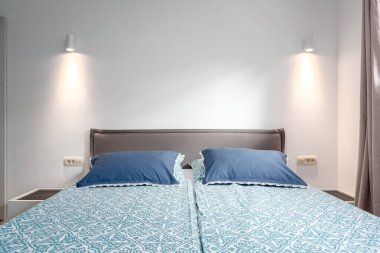Yazlık villada yatak odası dekorsuz.