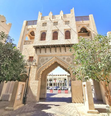 HOFUF, SAUDI ARABIA - 2 Şubat 2021: Qaisariah Souq antik çağların, Arap mimarisinin ve geleneksel pazarların ruhunu yansıtmak için iyi korunmuş bir kültürel cazibedir..
