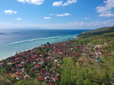 Nusa Penida Adası, Kabupaten Klungkung, Bali, Endonezya 'daki küçük bir tapınağın insansız hava aracı çekimi.