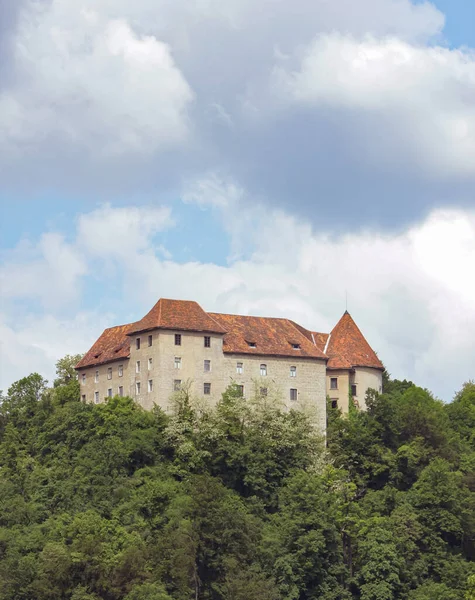 拉金堡 Rajhenburg 也被称为 Brestanica城堡 靠近斯洛文尼亚的Krsko — 图库照片