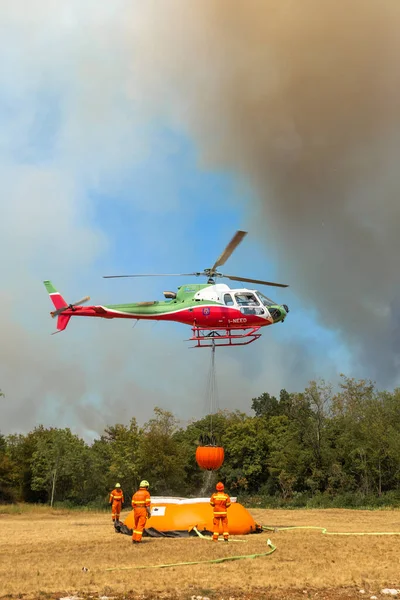 Kostanjevica Krasu Slovinsko Července 2022 Italská Helikoptéra Pomáhá Slovinským Hasičům — Stock fotografie