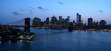Brooklyn Köprüsü'nün Panoraması geceleri