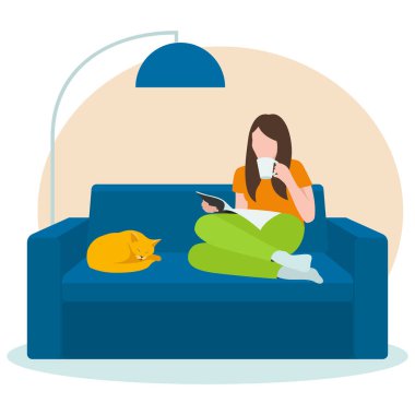 Kanepede kedili bir kız oturuyor, kahve içiyor ve dergi okuyor. Düz dizayn. Beyaz arkaplanda vektör illüstrasyonu