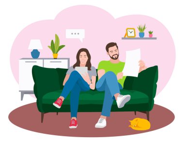 Kadın ve erkek kanepede oturup kitap okuyorlar. Düz dizayn. Vektör illüstrasyonu