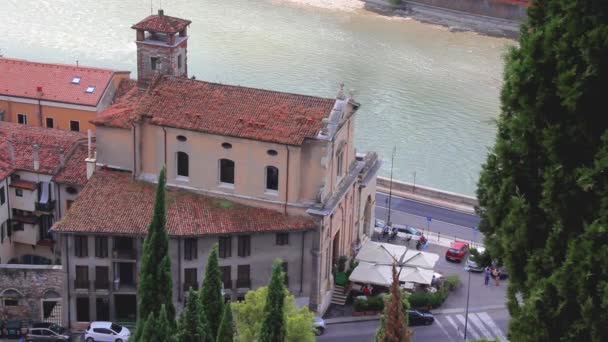 Kerk restaurant op de adige rivier, verona, Italië — Stockvideo