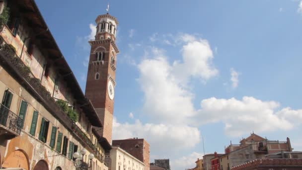 Piazza Erbe és Lamberti torony, Verona, Olaszország, Európa — Stock videók