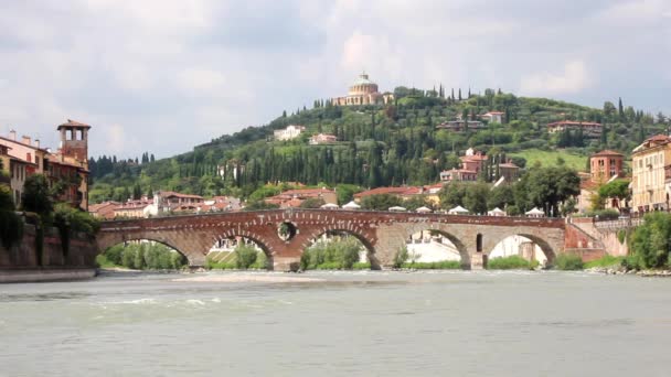 Ponte Pietra az Adige-folyó, Verona, Olaszország, Európa — Stock videók