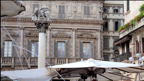 Piazza Erbe no Centro Histórico de Verona, Itália, Europa — Vídeo de Stock