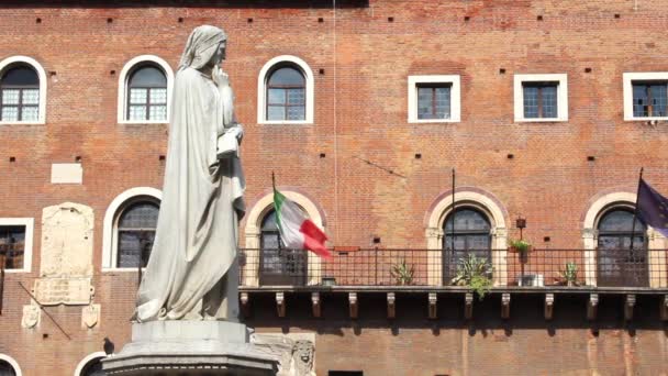 広場プリンシピとダンテの記念碑、ヴェローナ、イタリア、ヨーロッパ — ストック動画