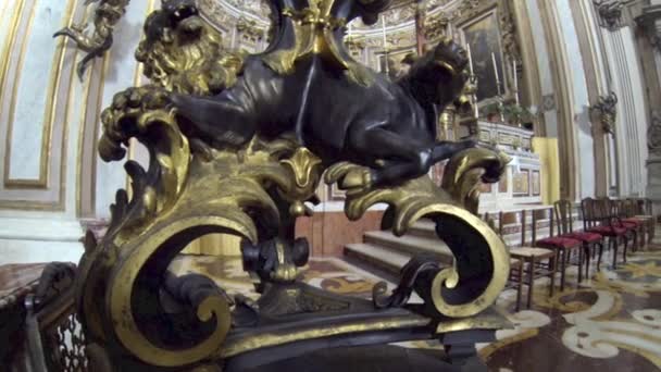 Historiska kyrkan i Neapel i Italien — Stockvideo