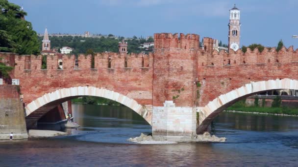 Verona, Itálie - cca prosince 2013: ponte scaligero — Stock video