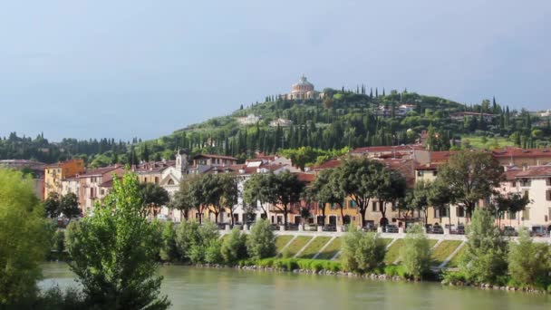 Verona Italië - omstreeks december 2013: adige rivier — Stockvideo