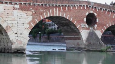 Verona İtalya - yaklaşık Aralık 2013: ponte pietra adige Nehri üzerinde