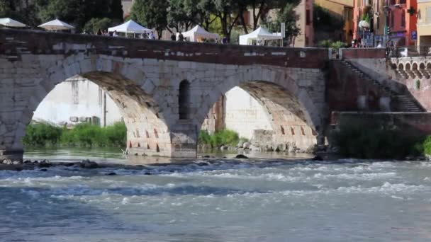 Verona Olaszország - circa 2013. december: ponte pietra adige-folyó — Stock videók