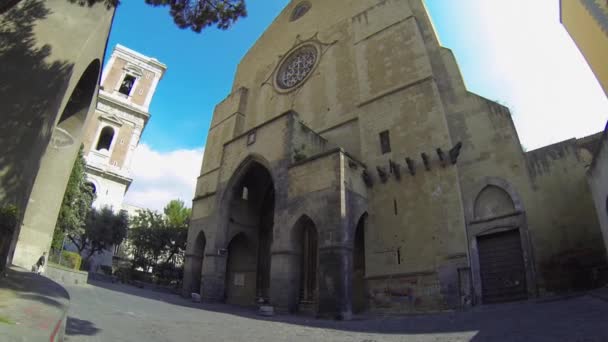 NAPLES, ITALIA - CIRCA DICIEMBRE 2013: Fachada de la Iglesia de Santa Chiara — Vídeos de Stock