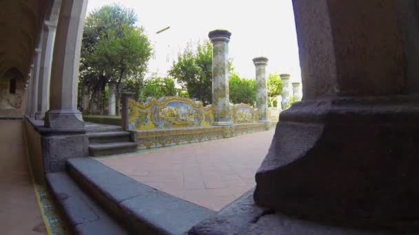 НАПЛЕС, ИТАЛИЯ - CIRCA DECEMA 2013: монастырь Санта-Кьяра — стоковое видео