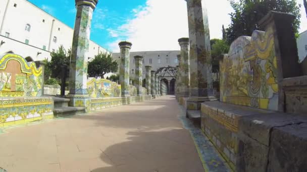 NAPLES, ITALIA - CIRCA DICIEMBRE 2013: Claustro de Santa Chiara — Vídeo de stock